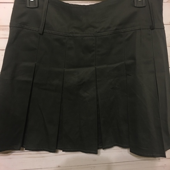 Black skater pleaded skirt - Picture 2 of 8